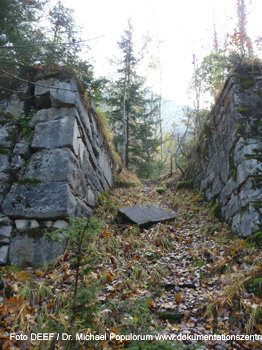 Die Fundamente bei der Einfahrt in die Bergstation. Die Marmorbahnen am Untersberg in Frstenbrunn - DEEF / Dr. Michael Populorum