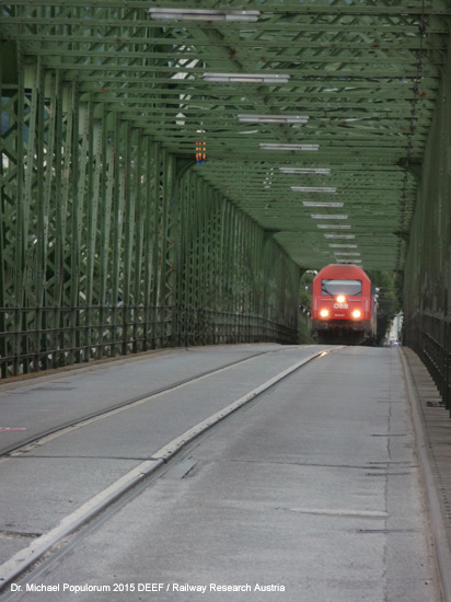 mhlkreisbahn linz verbindungsbahn urfahr hauptbahnhof donaubrcke foto bild picutre