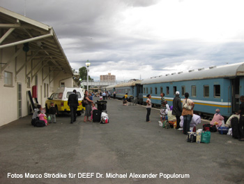 "Boarding" der beiden Zge nach Walfischbucht und Tsumeb im Bahnhof von Windhuk am 5. Januar 2010. Eisenbahnen in Deutsch-Sdwestafrika / Namibia. DEEF Dr. Michael Populorum