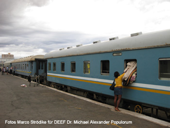 Das gab es am Balkan auch vor nicht allzu langer Zeit - Gepckverladung in den Zug nach Tsumeb im Bahnhof von Windhuk. Eisenbahnen in Deutsch-Sdwestafrika / Namibia. DEEF Dr. Michael Populorum