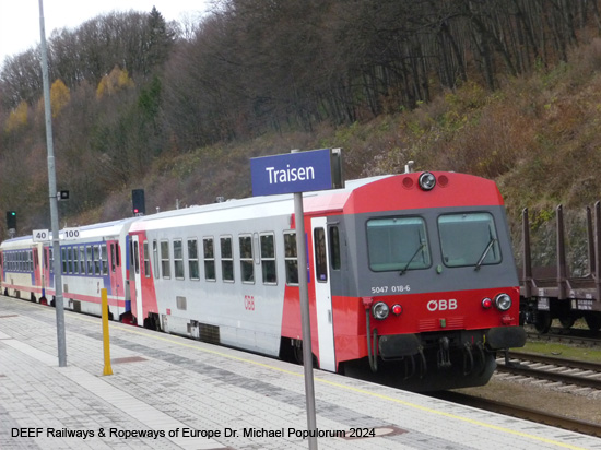 ÖBB Dieseltriebwagen BR 5047 Bahnhof Traisen Leobersdorfer Bahn Eisenbahnstrecke Österreich
